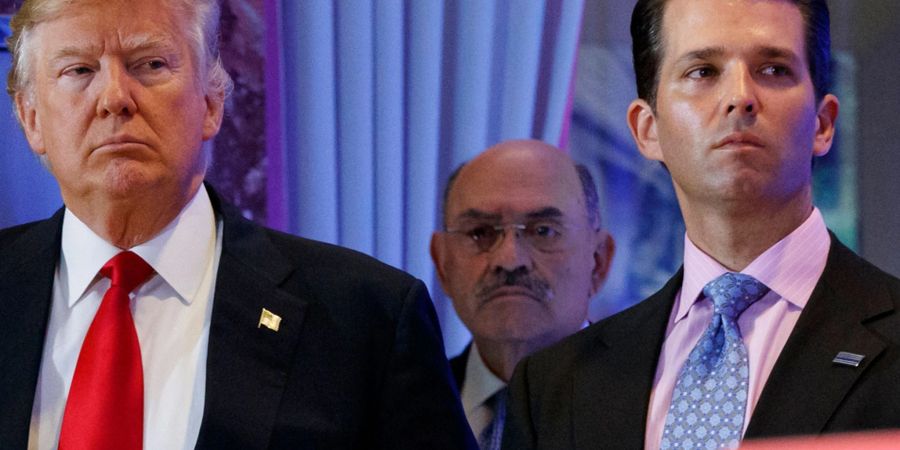 Ex-Präsident Donald Trump (l-r) mit seinem ehemaligen Finanzchef Allen Weisselberg und Sohn Donald Trump Jr. - letzterer muss sich nun vor dem Untersuchungsausschuss zum Angriff auf das Kapitol verantworten.