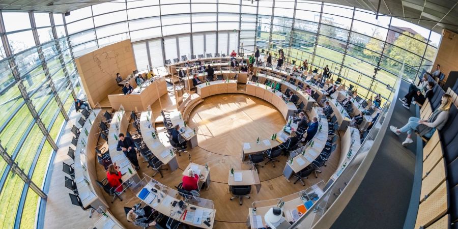 Der schleswig-holsteinische Landtag in Kiel. Per Erststimme werden die 35 Mandate aus den Wahlkreisen vergeben. Die Zweitstimme gilt der Landesliste einer Partei, damit kommen regulär 34 Mandate dazu.