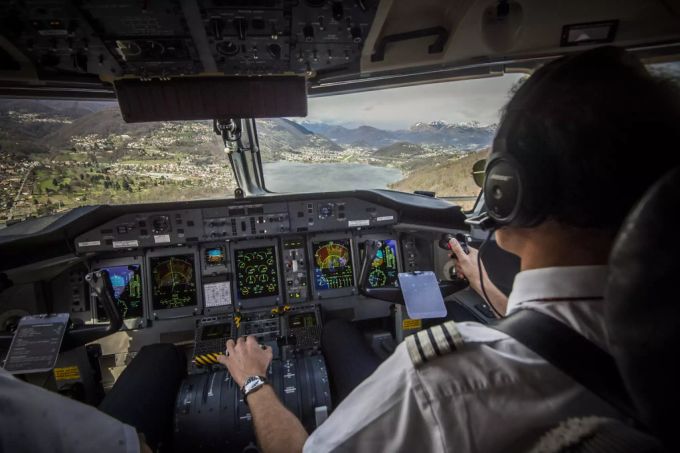 Ein Pilot sitzt im Cockpit. (Symbolbild) k