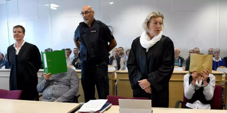 Die beiden Angeklagten sitzen neben ihren Verteidigerinnen
