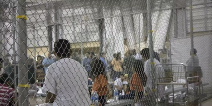 Festgenommene Migranten in einem Unterbringszentrum in der texanischen Stadt McAllen Festgenommene Migranten in einem Unterbringszentrum in der texanischen Stadt McAllen
