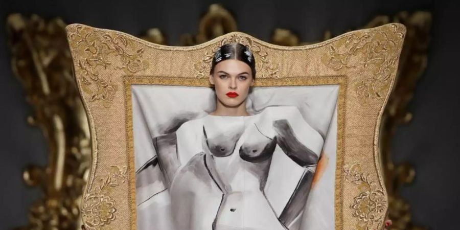 Wie gemalt und eingerahmt: Kreation von Moschino in Mailand. Foto: Luca Bruno