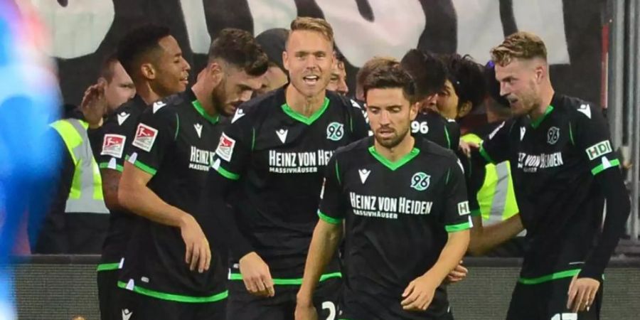 Hannovers Spieler jubeln nach dem Treffer zum zwischenzeitlichen 2:0. Foto: Daniel Bockwoldt