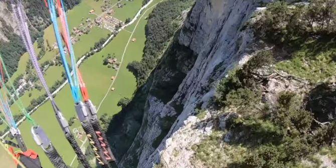 Gleitschirm-Flieger in Lauterbrunnen