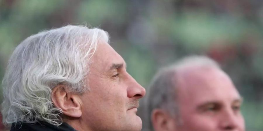Würde Uli Hoeness nach seinem Rücktritt in der Bundesliga vermissen: Rudi Völler (l). Foto: Rolf Vennenbernd