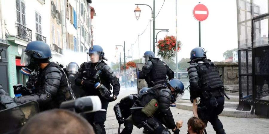 Gendarmen nehmen einen G7-Gegner fest