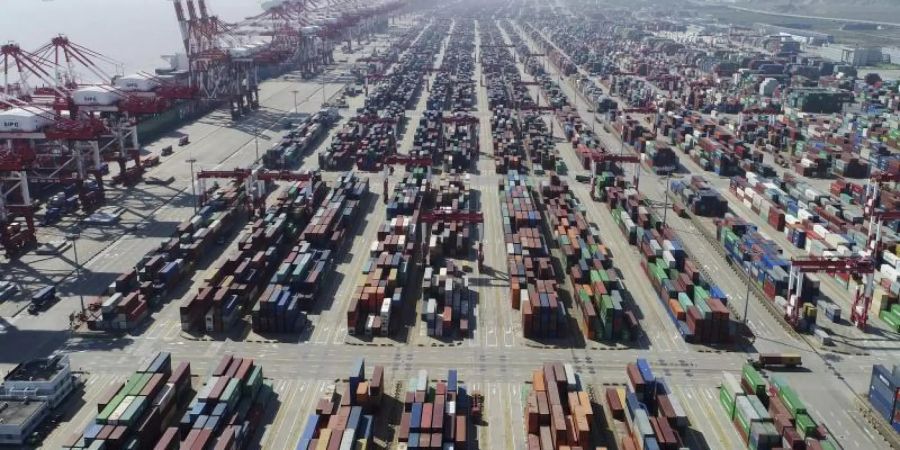 Containerdock im Tiefwasserhafen Yangshan bei Shanghai. China fordert von den USA mehr Kompromissbereitschaft im derzeitigen Handelsstreit. Foto: Ding Ting/Xinhua/AP/