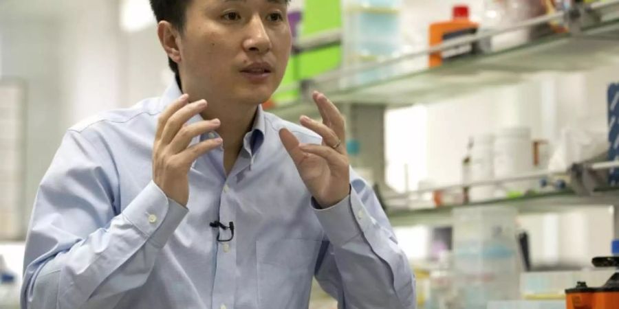 Der Chinese He Jiankui schockierte Menschen 2018 weltweit mit der Behauptung, zwei Babys per Gentechnik gegen Aids geschützt zu haben. Foto: Mark Schiefelbein/AP