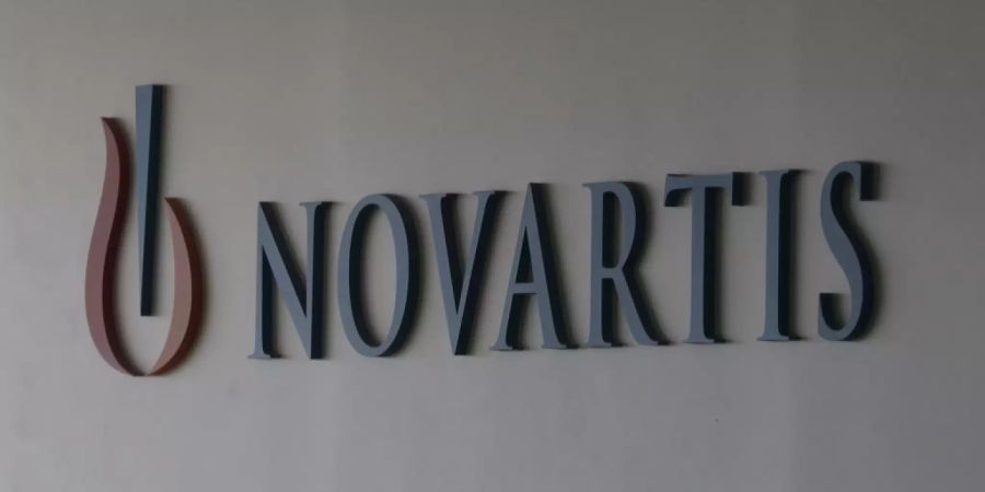 Novartis logo weisse Wand