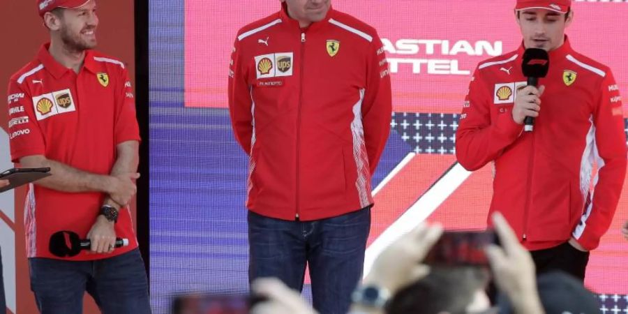 Ferrari-Teamchef Mattia Binotto (M) möchte das Team um Vettel (l) und Leclerc mit Top-Ingenieur Simone Resta verstärken. Foto: Rick Rycroft/AP