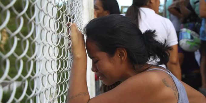 Die Angehörige eines Gefängnisinsassen vor einer Haftanstalt im nordbrasilianischen Manaus. Foto: Edmar Barros/AP Die Angehörige eines Gefängnisinsassen vor einer Haftanstalt im nordbrasilianischen Manaus. Foto: Edmar Barros/AP