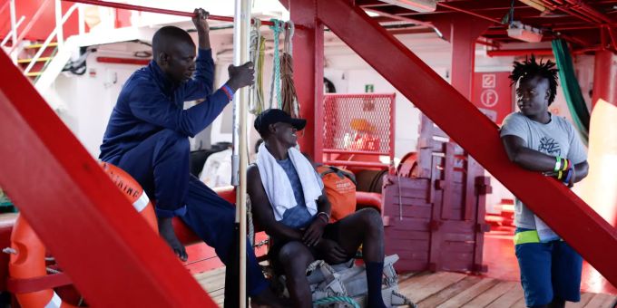 Migranten sprechen an Bord der Ocean Viking im Mittelmeer miteinander. Flüchtlinge im Mittelmeer