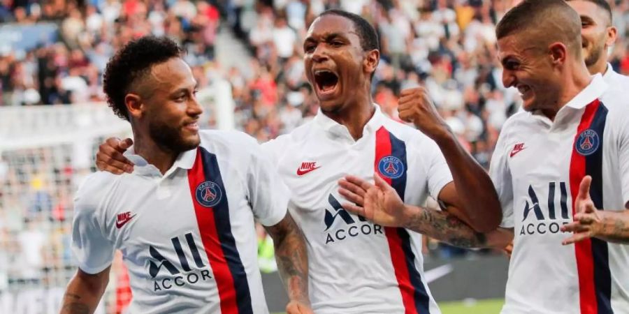 Paris Neymar (l-r) jubelt mit Teamkameraden Abdou Diallo und Marco Verratti nach seinem späten Siegtreffer. Foto: F. Mori/AP