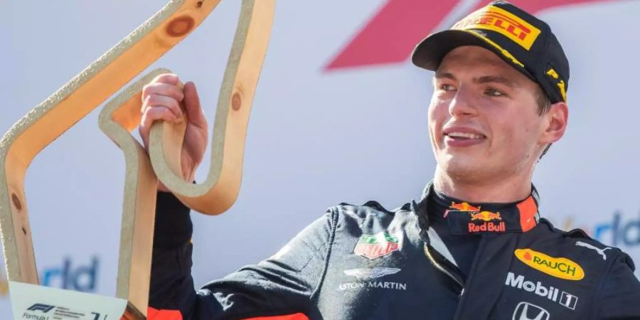 Red-Bull-Pilot Max Verstappen bejubelt seinen Sieg auf dem Kurs in Österreich. Foto: Georg Hochmuth/APA