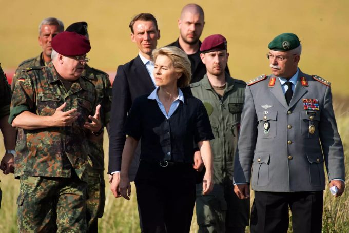 Ursula von der Leyen, Verteidigungsministerin, mit deutschen Soldaten. Ursula von der Leyen