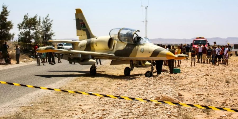 Notgelandetes libysches Militärflugzeug in Tunesien