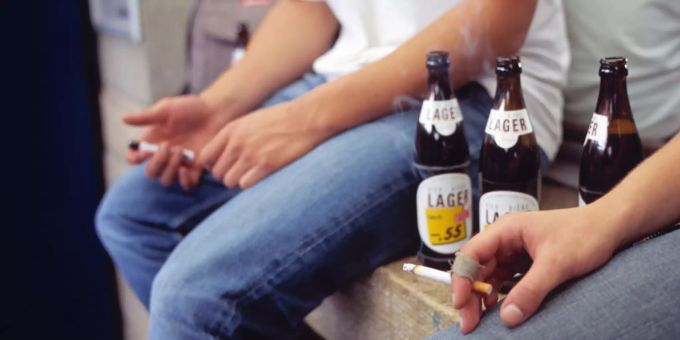 Jugendliche auf einer Sitzbank am Bahnhof Alkohol. (Symbolbild) Bierkonsum am Bahnhof SVP