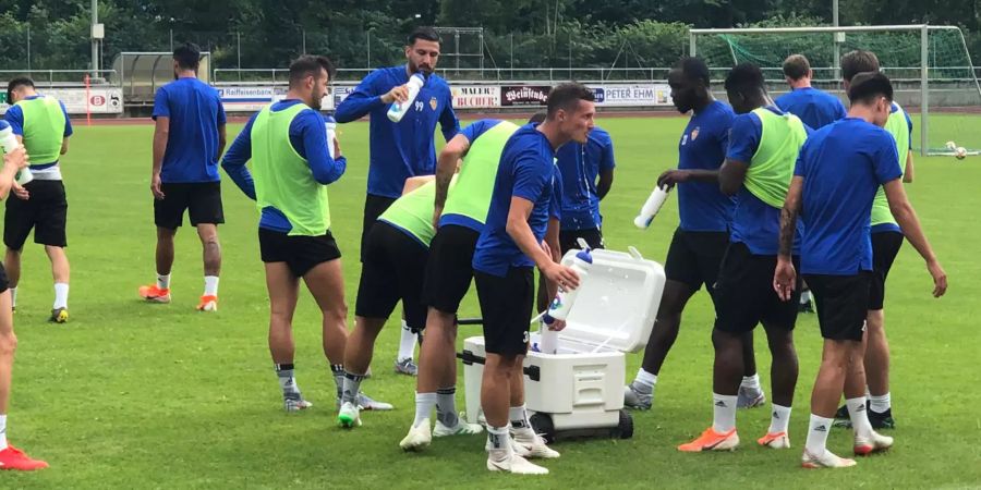 Auch beim FCB gilt: Viel trinken während den Trainings in der Hitze.