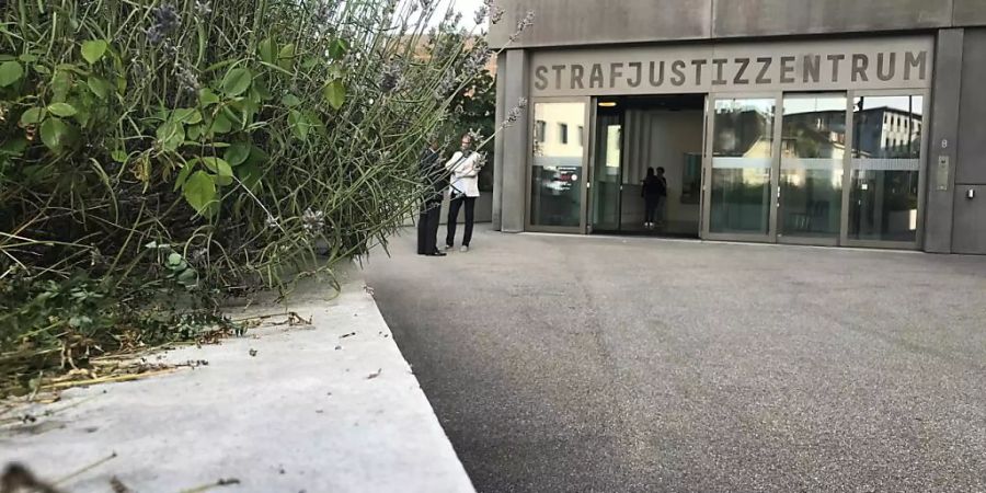 Im Sterbehilfe-Prozess vor dem Baselbieter Strafgericht im Strafjustizzentrum in Muttenz halten  Staatsanwaltschaft und Verteidigung ihre Plädoyers.