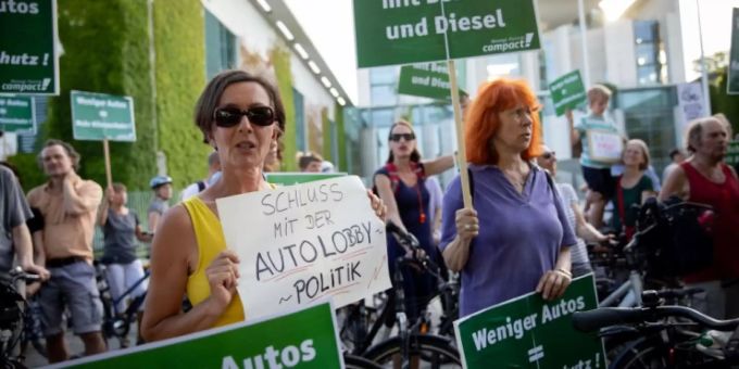 Proteste vor dem Kanzleramt am Montagabend Proteste vor dem Kanzleramt am Montagabend