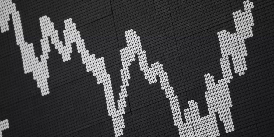 Dax-Kurve auf der Anzeigetafel der Frankfurter Börse. Foto: Arne Dedert