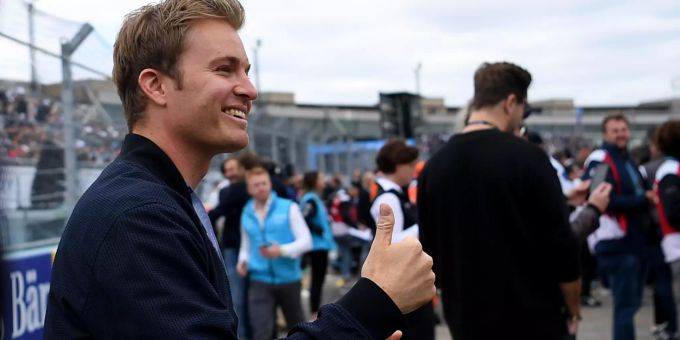 Nico Rosberg sieht in Lewis Hamilton den besseren Fahrer als in Michael Schumacher. Nico Rosberg
