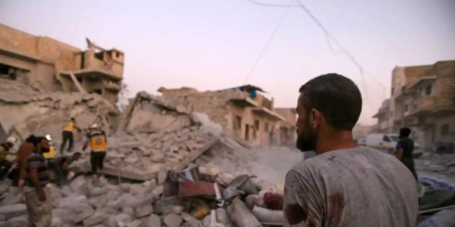 Helfer suchen nach Überlebenden in Maarat al-Numan