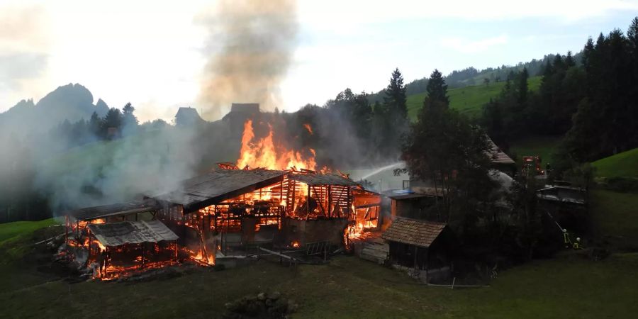 Der Stall im Ruostel stand in Vollbrand.