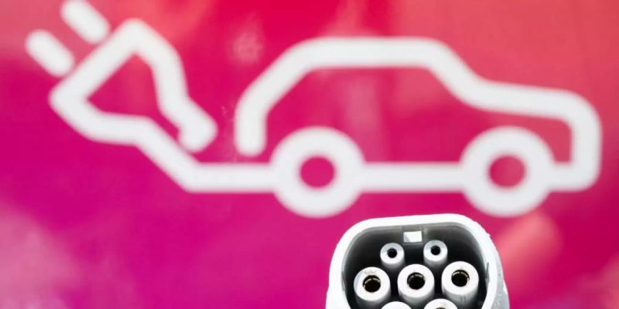 Ein Stecker einer Ladesäule für E-Autos des Energieversorgers Enercity. Elektroautos und autonomes Fahren müssen um die Gunst der Deutschen kämpfen. Nach wie vor sind viele Menschen skeptisch gegenüber den beiden Zukunftstechnologien, wie eine Umfrage der Beratungsgesellschaft EY kurz vor der Automesse IAA in Frankfurt ergab. Dabei zeigt sich, dass vor allem drei klassische Probleme das Verbraucherinteresse weiter schmälern: Reichweite, Kosten, Ladenetz. Foto: Christophe Gateau