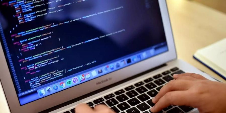 Eine Teilnehmerin arbeitet in Berlin bei einem Programmierkurs an einem Laptop. Foto: Britta Pedersen