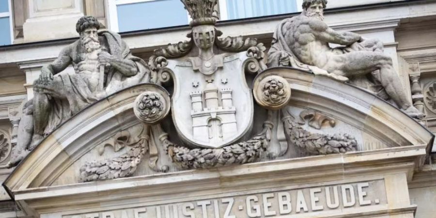 Der Haupteingang zum Strafjustizgebäude in Hamburg. Foto: Christian Charisius