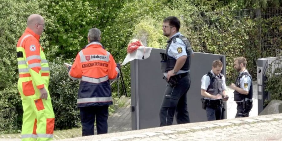 Polizisten und Einsatzkräfte am Tatort