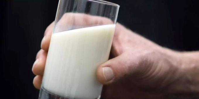 Kuhmilch kommt bei vielen Menschen täglich auf den Tisch. (Symbolbild) milch