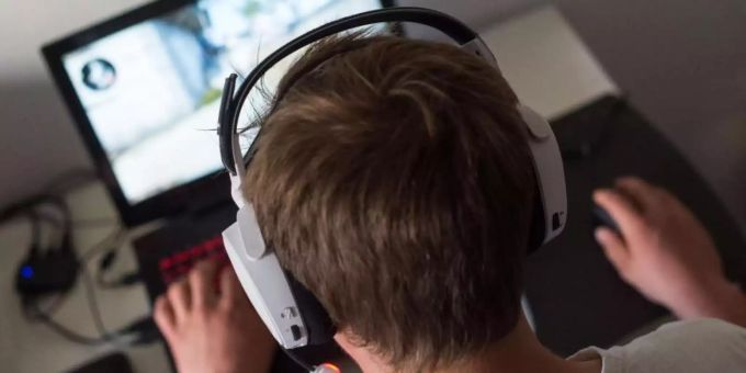 Video- oder Online-Spielsucht gehört künftig zum weltweit gültigen Katalog der Gesundheitsstörungen. Foto: Lino Mirgeler zocken