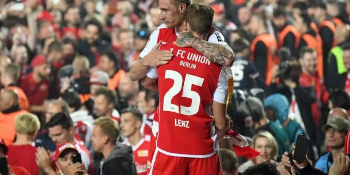Die Unioner Sebastian Andersson und Christopher Lenz (vorne) feiern mit den Fans den Aufstieg. Foto: Jörg Carstensen Die Unioner Sebastian Andersson und Christopher Lenz (vorne) feiern mit den Fans den Aufstieg. Foto: Jörg Carstensen