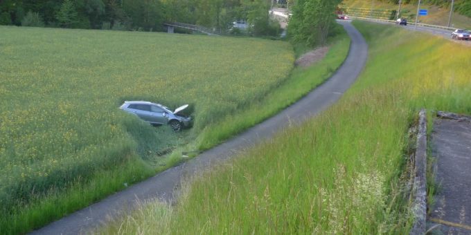 Das Auto fuhr eine Böschung hinunter und überschlug sich