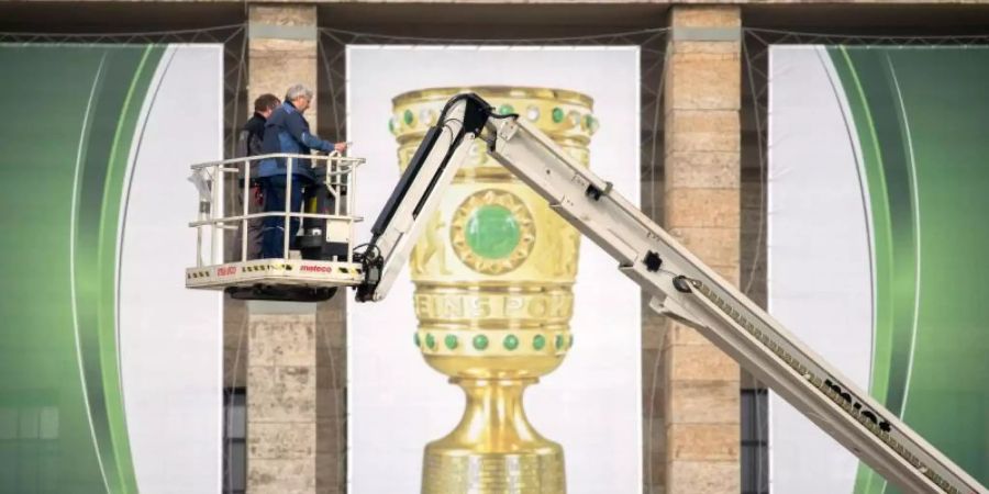 Mehrere Stunden vor dem Anpfiff des DFB-Pokalfinals haben sich im Zentrum Berlins Fans beider Teams versammelt. Foto: K. Nietfeld/dpa/Archiv