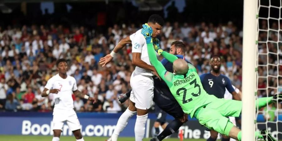 Frankreich-Keeper Paul Bernardoni (r) versucht vor Englands Dominic Solanke zu klären. Foto: Nick Potts/PA Wire