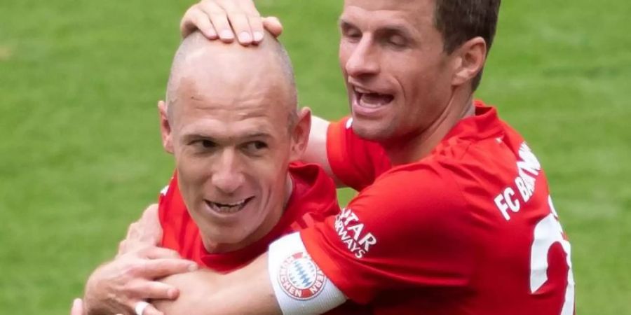 Thomas Müller (r) bedankt sich bei Arjen Robben für die gemeinsame Zeit. Foto: Sven Hoppe