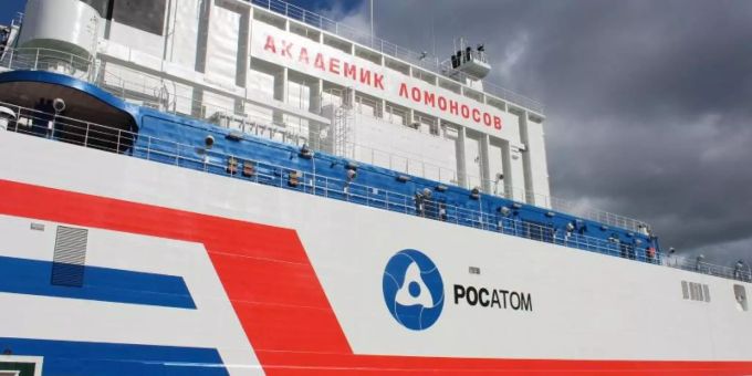 Das erste schwimmende Atomkraftwerk mit dem Namen Akademik Lomonossow liegt am in einem Hafen in der Stadt Murmansk. Foto: Claudia Thaler Das erste schwimmende Atomkraftwerk mit dem Namen Akademik Lomonossow liegt am in einem Hafen in der Stadt Murmansk. Foto: Claudia Thaler