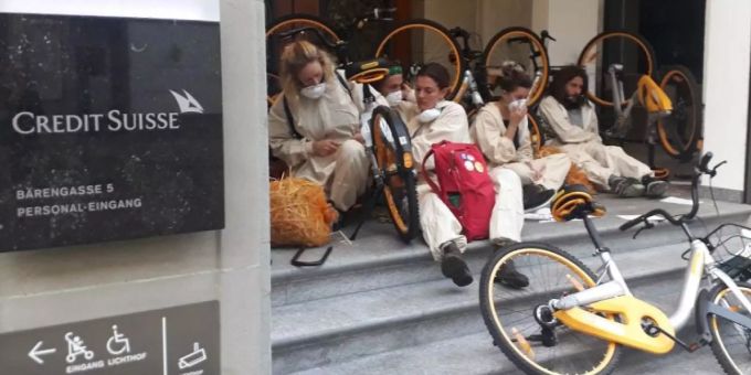 Aktivisten beim Personaleinang der Credit Suisse am Zürcher Paradeplatz. Paradeplatz