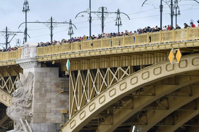 Menschen beobachten von der Margaretenbrücke aus die Rettungsarbeiten nach einem Schiffsunglück. Schiffsunglück a