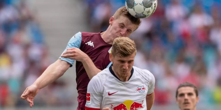 Der Leipziger Timo Werner (r) im Kopfballduell mit Aston Villas Matt Targett. Foto: Robert Michael