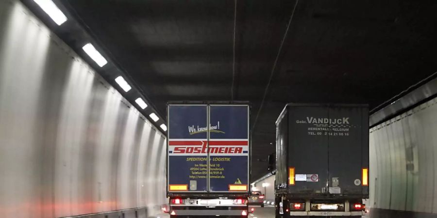 Ein Kurzschluss in einem Technikraum im Seelisbergtunnel hat am Samstag zu einem Verkehrschaos auf der A2 geführt. (Archivbild)