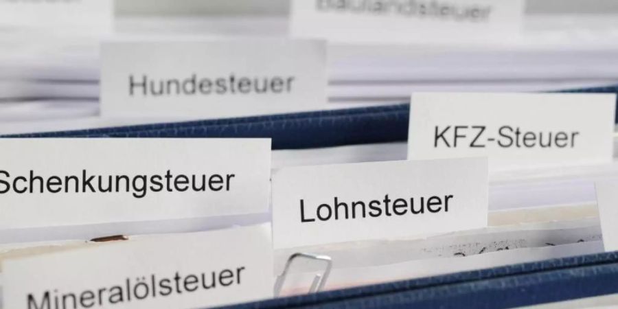 Erst vom 15. Juli an bleibt bei einem durchschnittlichen Arbeitnehmerhaushalt von Lohn und Gehalt etwas übrig. Foto: Tobias Hase