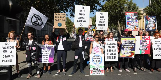 Demonstranten von «Extinction Rebellion» demonstrieren vor dem Aussenministerium des Vereinigten Königreichs in London im Vorfeld der Victoria Beckham Show auf der Fashion Week. London Fashion Week Protest