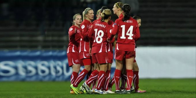 Die Schweizer Frauenfussball-Nati während eines EM-Qualifikationsspiels 2013 in Aarau. frauen mattea meyer