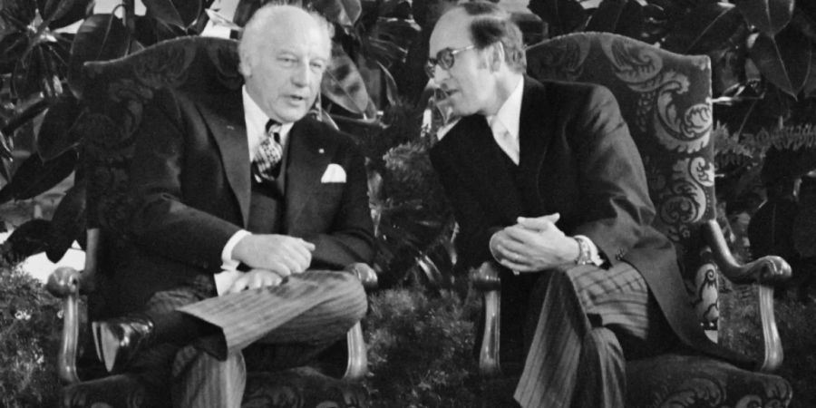 Der ehemalige deutsche Bundespräsident Walter Scheel wäre heute 100 Jahre alt geworden. 1977 war der FDP-Politiker zu Gast in Bern und wurde in der Wandelhalle des Bundeshauses vom Schweizer Bundespräsidenten Kurt Furgler (rechts) empfangen. (Archivbild)