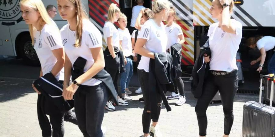 Die DFB-Frauen würden für den Weltmeistertitel 75.000 Euro pro Spielerin erhalten, die Männer hätten in Russland 350.000 bekommen. Foto: Arne Dedert/dpa