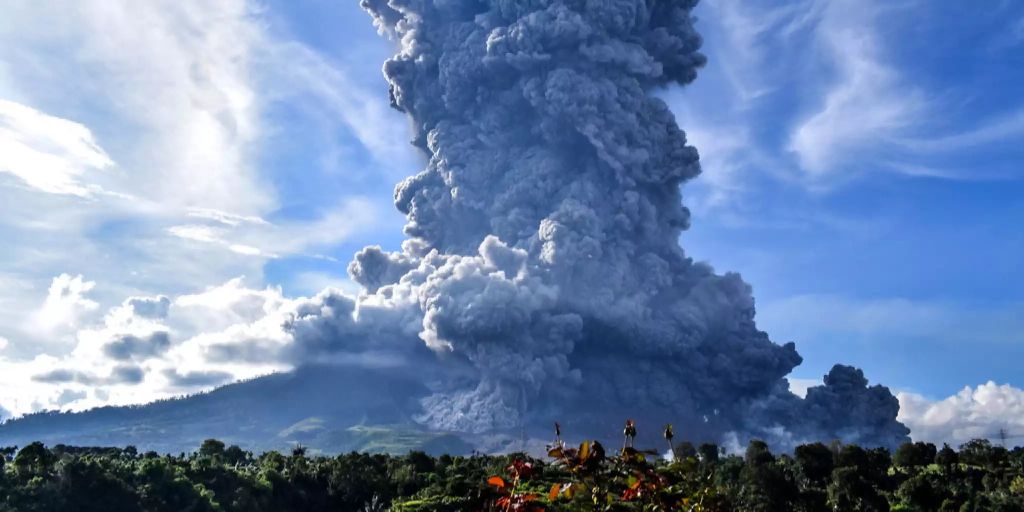  Vulkanausbruch  in Indonesien  Videos zeigen Vulkan Sinabung